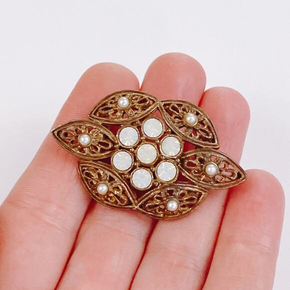 Signed Sarah Coventry Mid Century Gold Tone Brooch Faux Pearls Opal Glass Ornate - Picture 2 of 9